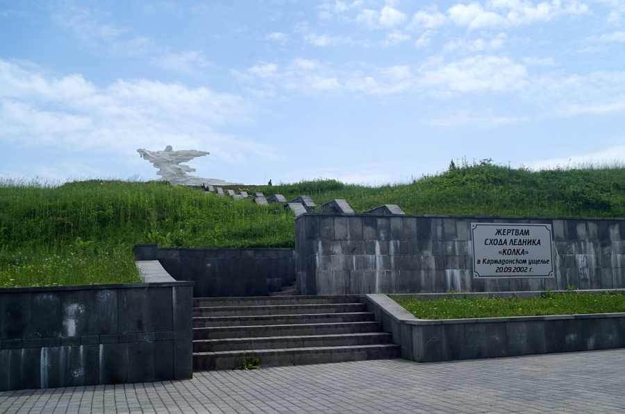 Памятник жертвам схода ледника Колка в Кармадонском ущелье