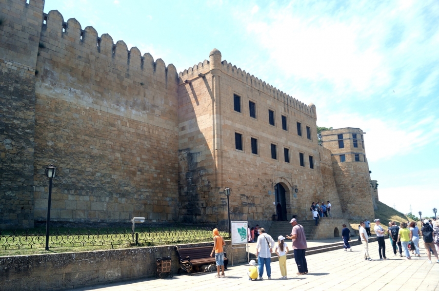 У входа в крепость Нарын-кала