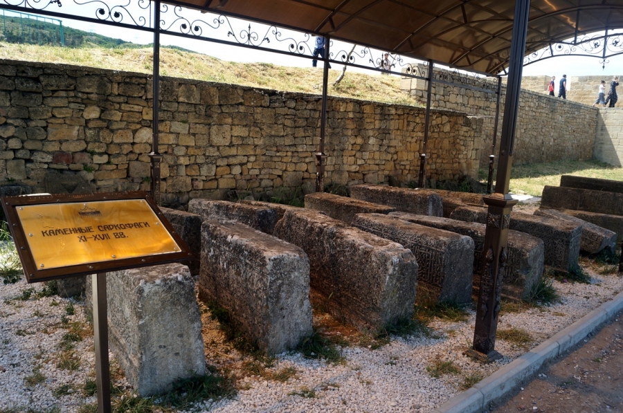 Древние саркофаги в крепости Нарын-кала