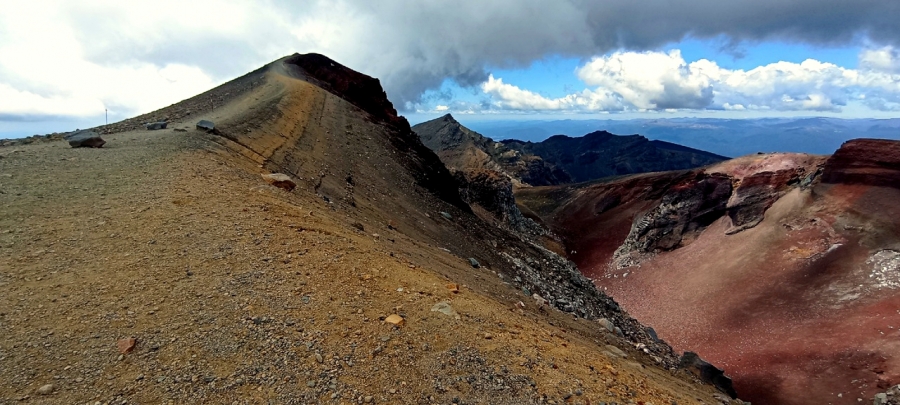       -    Tongariro Alpine Crossing ( ), . 1850 