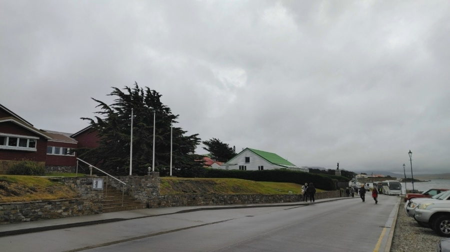 � ����-������