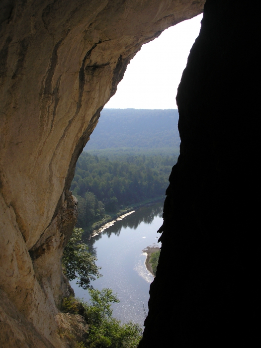 Вид на Белую из пещеры