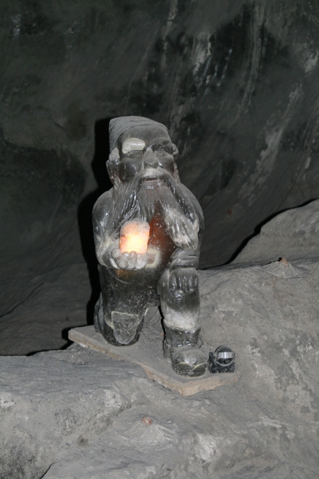 Гном-трудяга с фонариком, созданный из соли