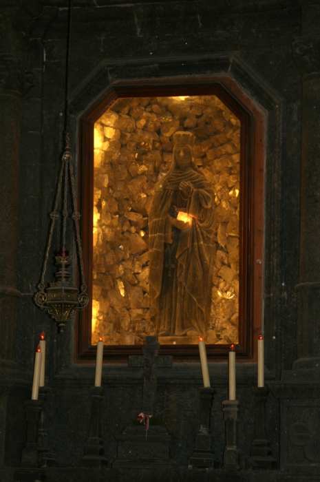 Икона св. Кинги , созданная из соли и окруженная кристаллами