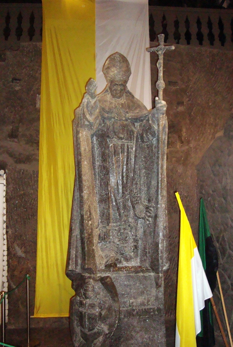 Памятник Иоанну Павлу II, изваянный в соли