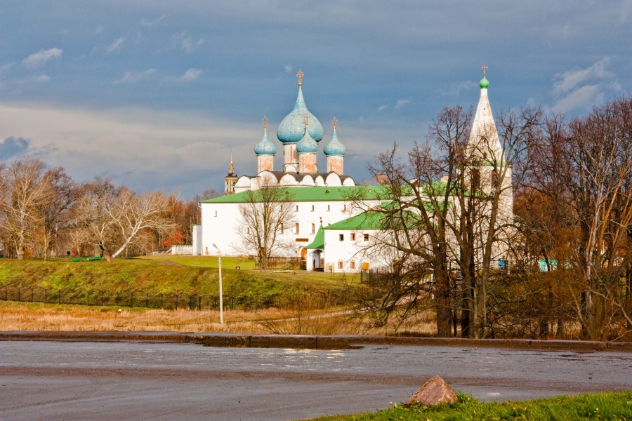 Вид на Суздальский Кремль со стороны музея деревянного зодчества