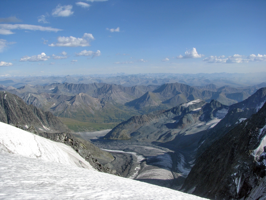 Внизу Берельский ледник