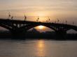 Солнечный зрачок под "веком" старого моста