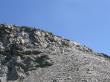 Спуск с вершинного гребня Кертмели-Баши на осыпь
