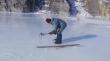 Веня добывает свои лыжи и пружинки от лыжных креплений изо льда