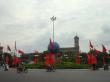 Красные флаги на площади перед собором