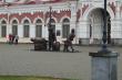 Скульптуры пассажиров у старого вокзала в Екатеринбурге