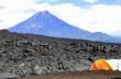 Вулкан Большая Удина на фоне застывшего лавого потока извержения 2013-2014 г. вулкана Толбачик