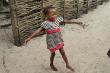 Танцующая девочка в рыбацкой деревне