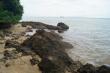 Каменные берега острова Инхака. На заднем плане паром